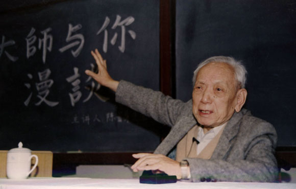 Chern lecturing at Nankai University